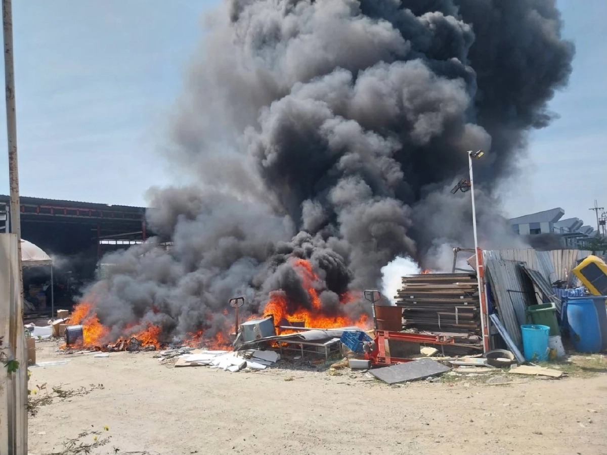 สมุทรปราการ ไฟไหม้ร้านรับซื้อของเก่า ย่านซอยยิ่งเจริญ