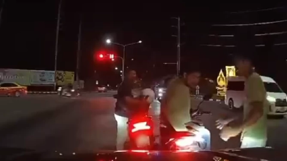 หนุ่มด่าเดือด ถูกชนท้ายกลางถนน ก่อนคดีพลิกแค่คำๆเดียว