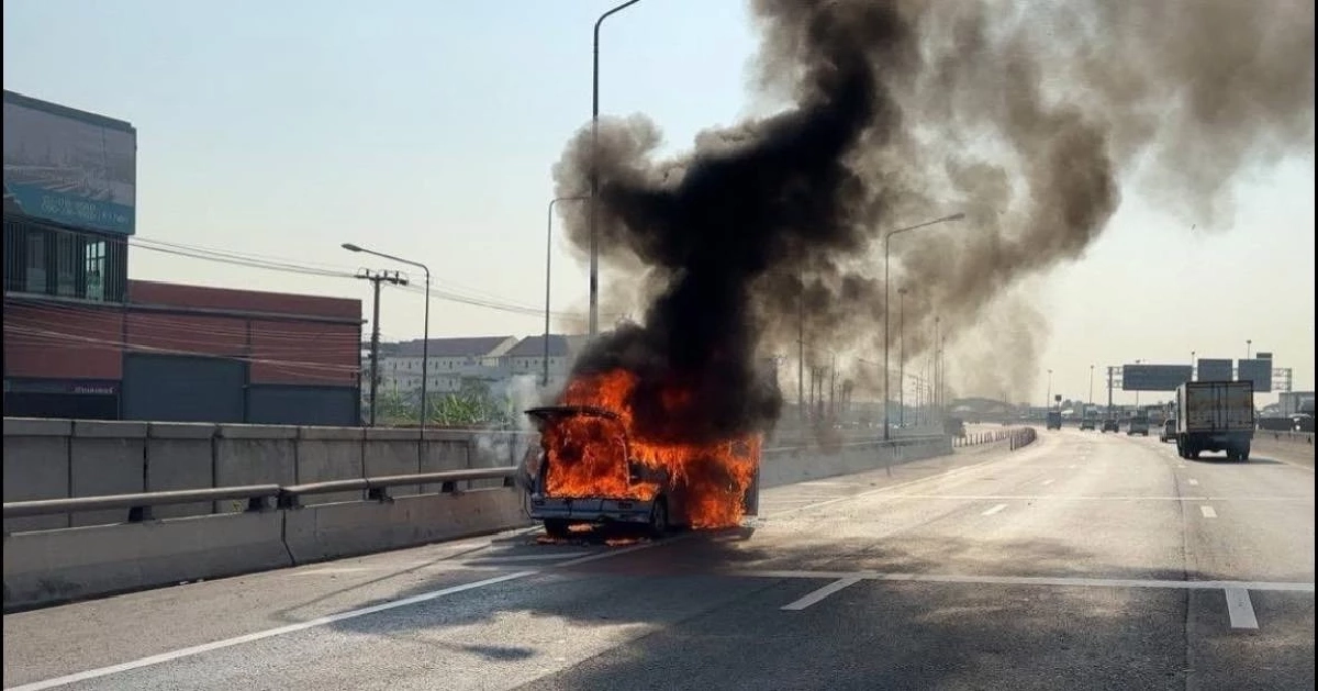 ไฟไหม้รถยนต์บนถนนบางขุนเทียน เจ้าหน้าที่เข้าระงับเหตุ