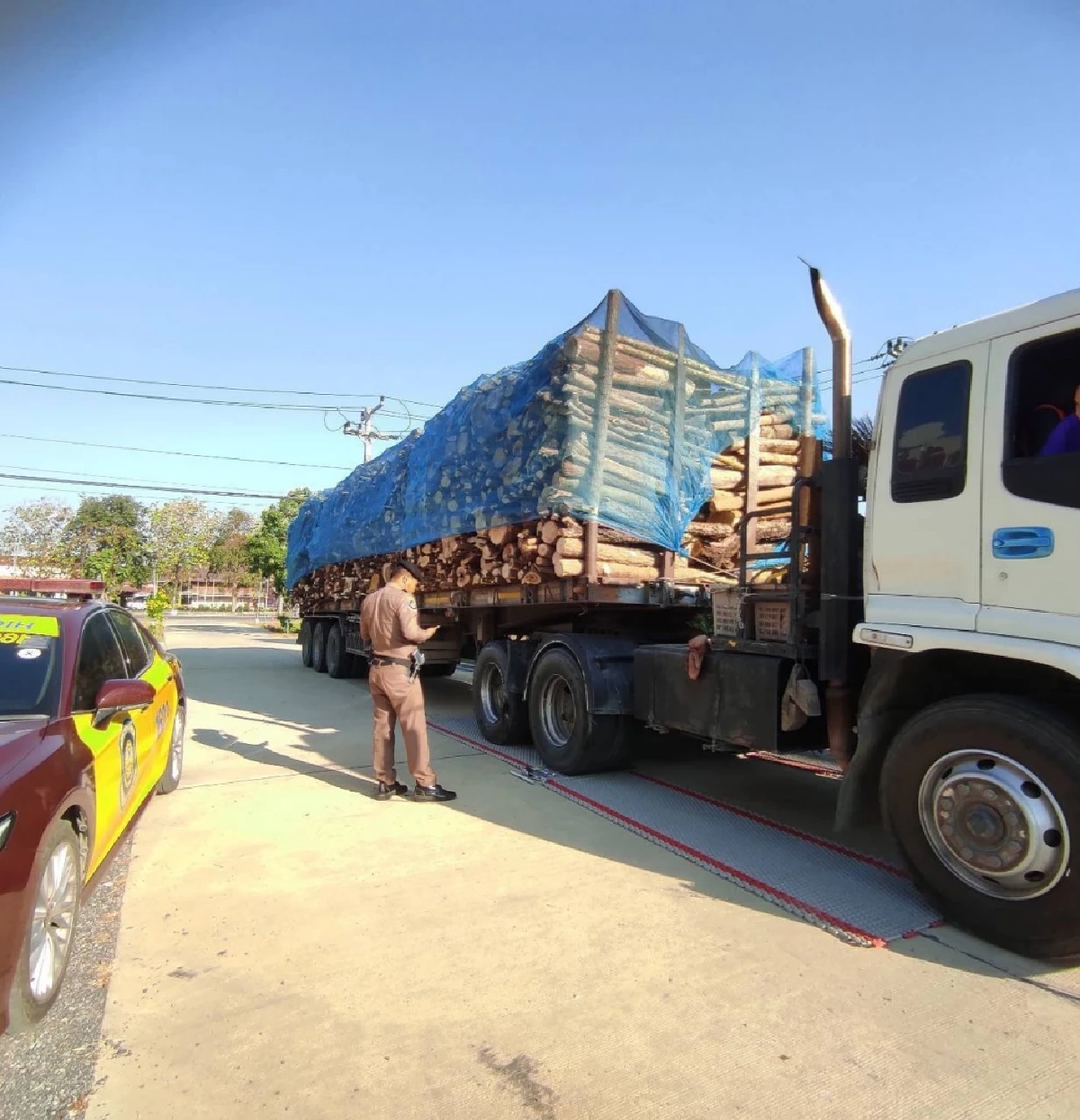 ตำรวจทางหลวงจับรถบรรทุกไม้ น้ำหนักเกินกฎหมาย 4,100 กก.
