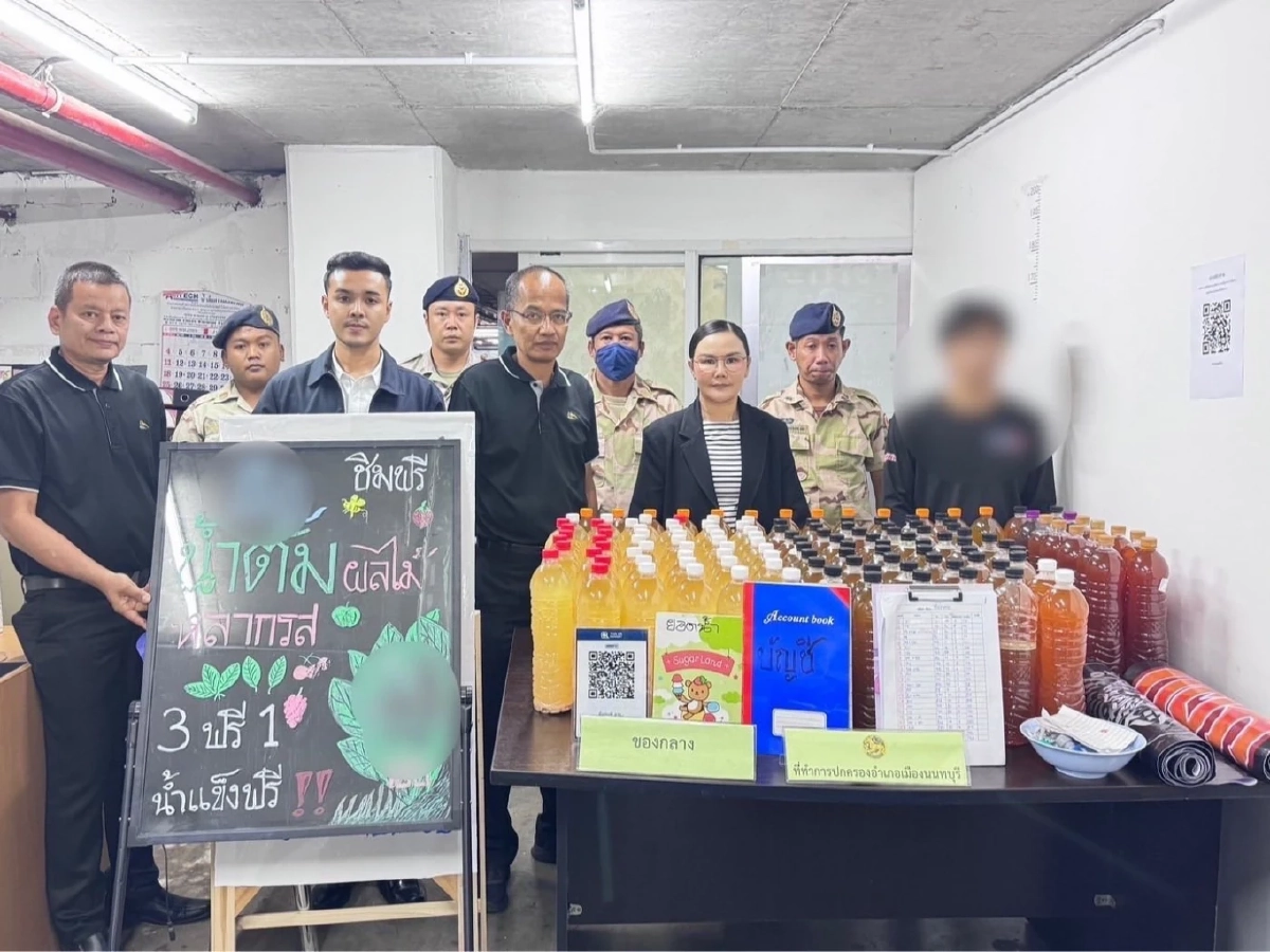 ปกครองเมืองนนทบุรีจับร้านลักลอบขายน้ำกระท่อม ยึดของกลางเพียบ