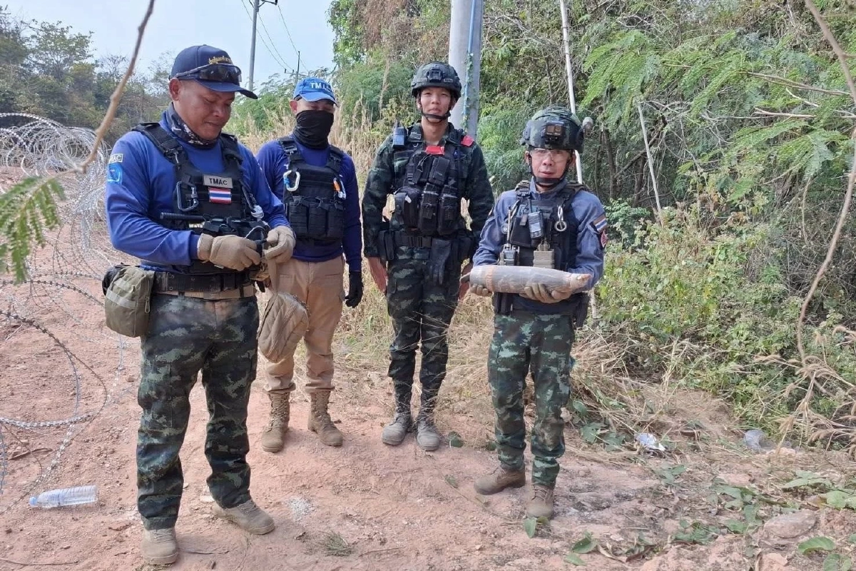 กองทัพไทยลุยเก็บกู้ทุ่นระเบิดสุรินทร์ พบกระสุนปืนใหญ่ 105 มม.