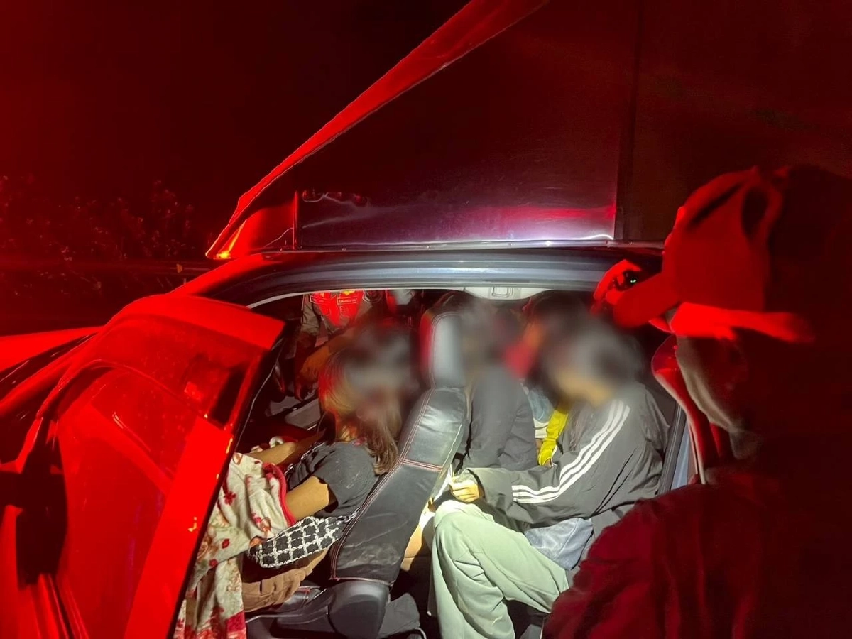 สกัดกระบะตู้ทึบขนแรงงานเถื่อน 25 ราย คนขับทิ้งรถหนีไม่รอด 