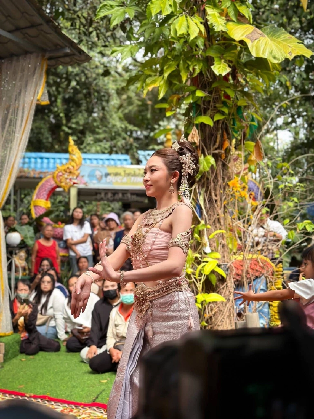 แอน อรดี รำถวายมือพ่อปู่ศรีสุทโธ–แม่ย่าศรีปทุมมา จุดธูปได้เลขชัด