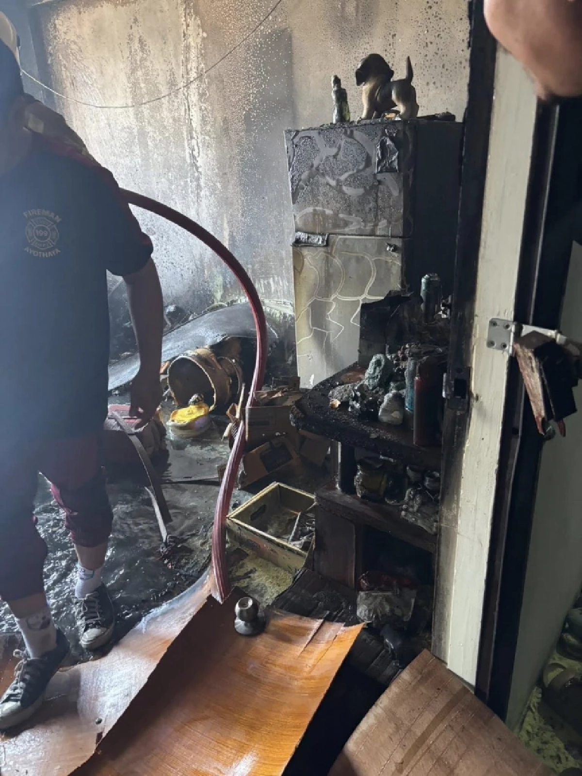 ไฟไหม้อาคารที่พักกลางซอยน้องแดง อยุธยา เจ้าหน้าที่คุมเพลิงได้