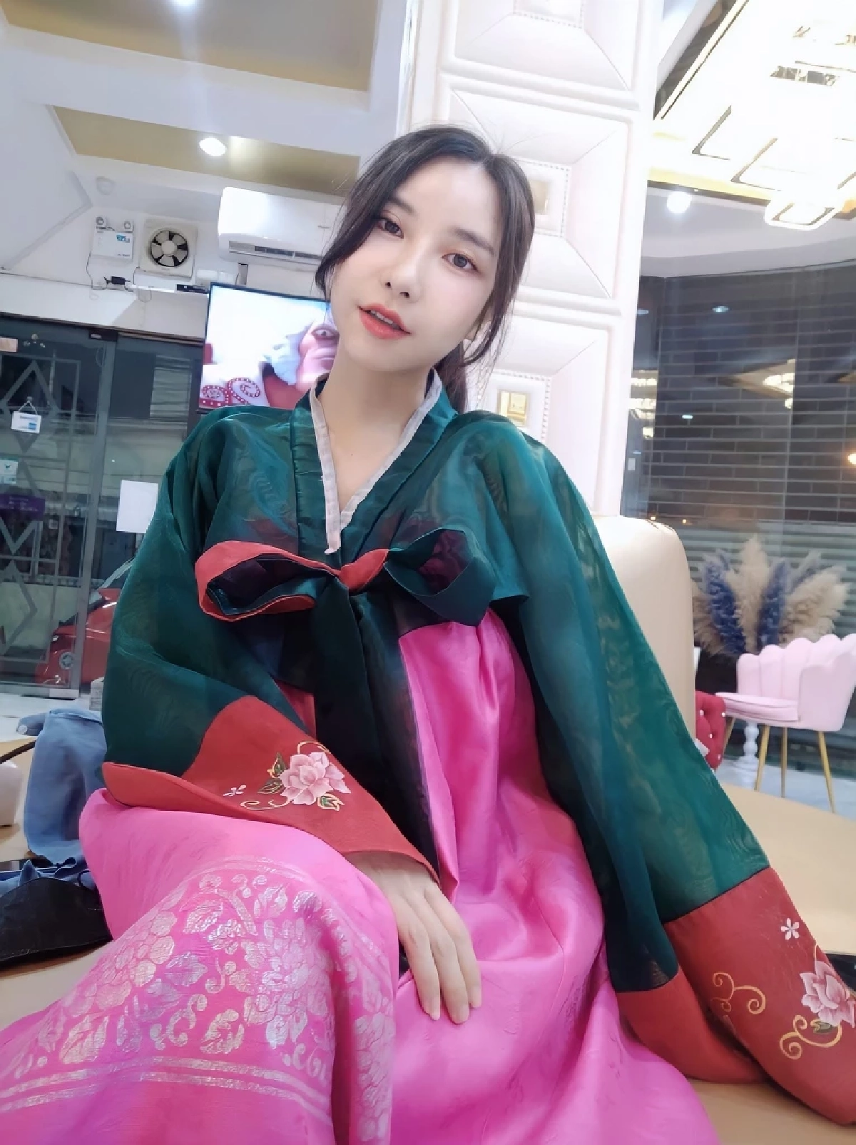 เปิดประวัติ "มิรา" นางแบบสาวชื่อดัง ตกใจรู้อายุแท้จริง