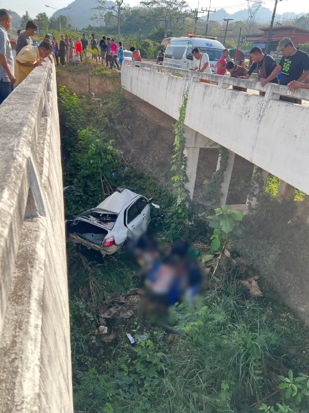 เศร้าใจ สาวขับเก๋งหลุดโค้งสะพานเจ็บสาหัส ก่อนไปดับที่รพ.