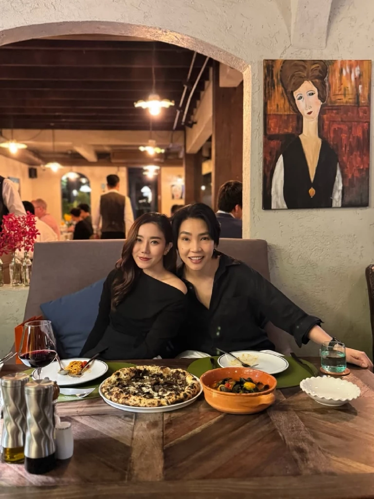 เซอร์ไพรส์ โรส ศิรินทิพย์ ถูกแฟนสาวขอหมั้น คนบันเทิงแห่ยินดีเพียบ