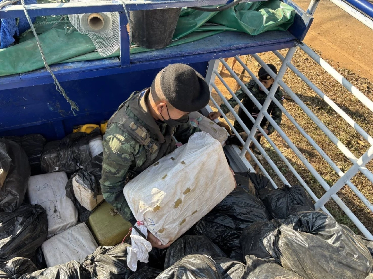 ทหารฉก.ไชยานุภาพสกัดรถบรรทุกขิง ยึดยาบ้า 10 ล้านเม็ด ซุก 50 กระสอบ