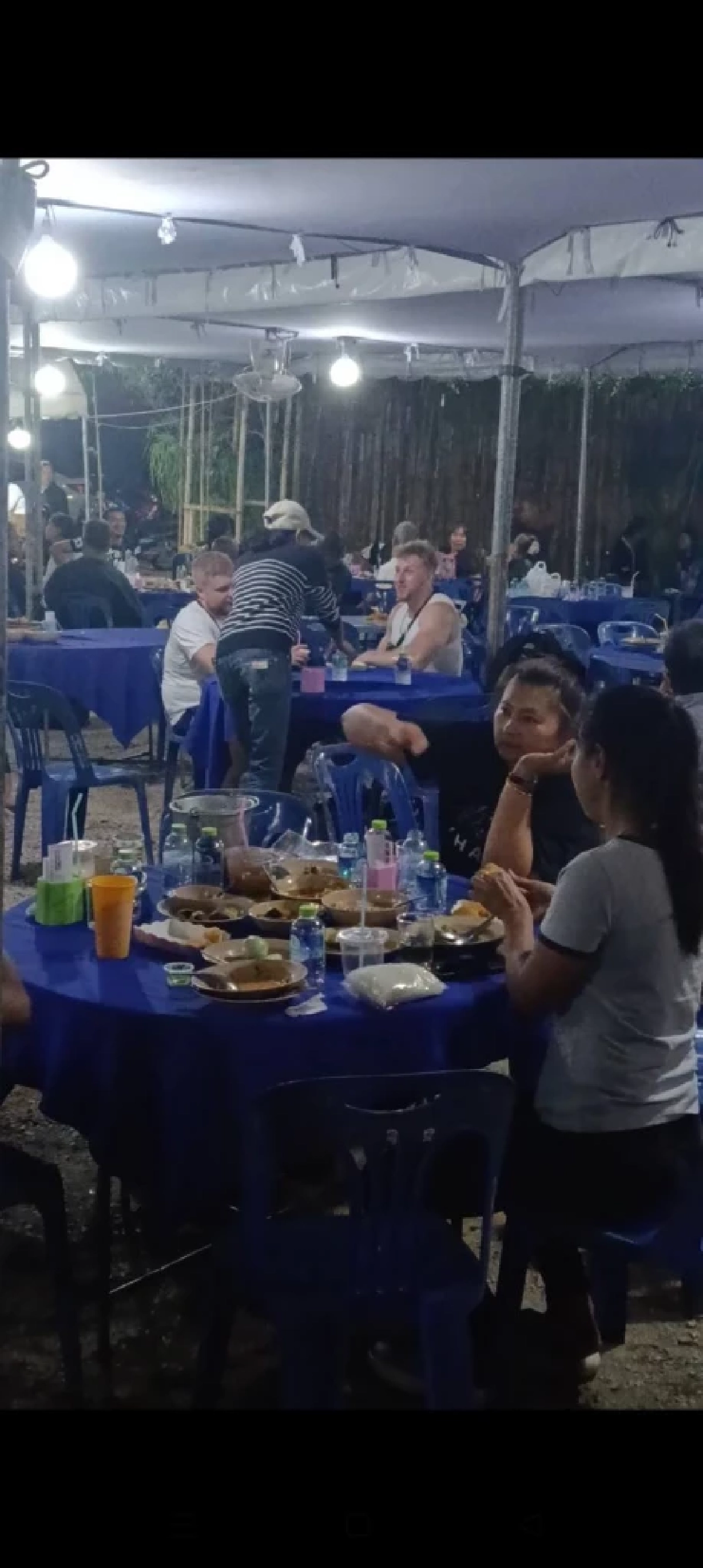 ฝรั่งหลงมางานศพ นึกว่าร้านบุฟเฟ่ต์ น้ำใจคนไทยทำใจฟูทั้งโซเชียล