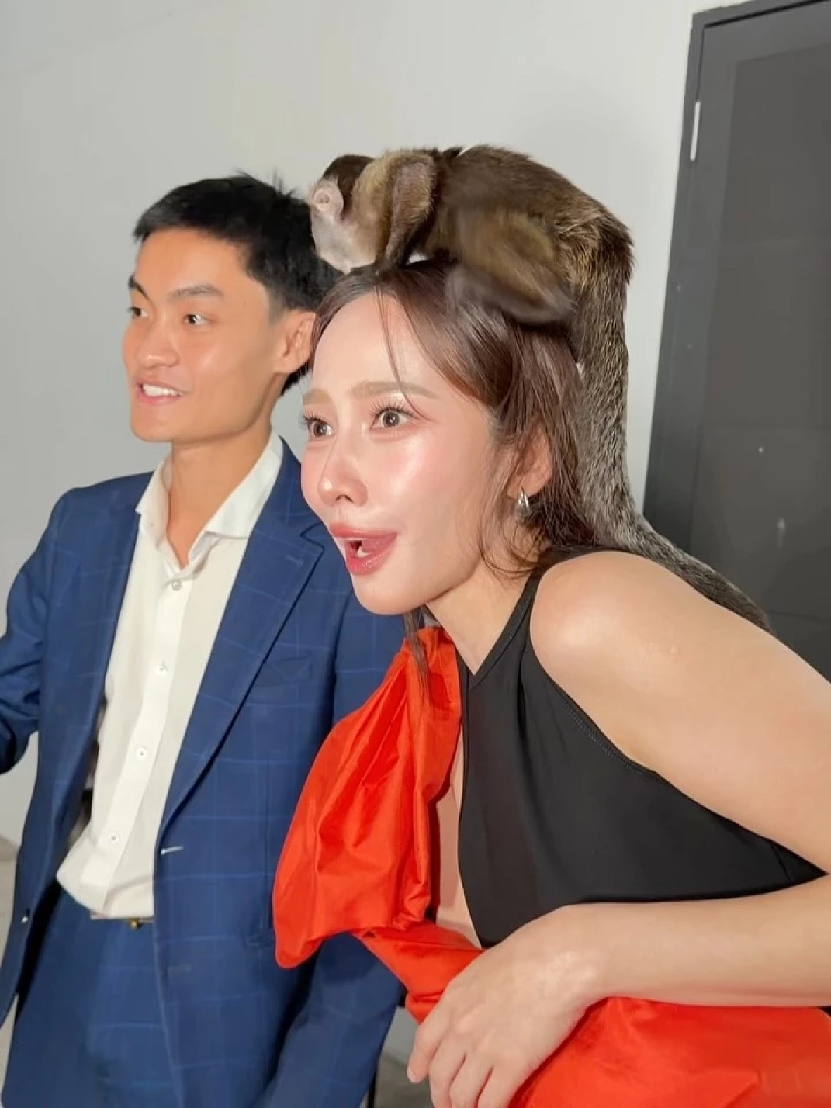 ซุปตาร์ยังตั้งหลักไม่ทัน “อั้ม พัชราภา” โดนลิงตัวน้อยเซอร์ไพรส์