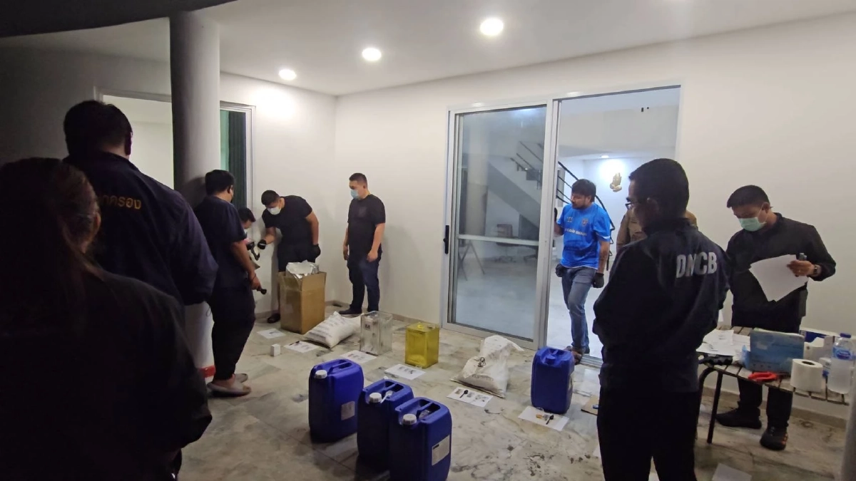 จับ 2 ชาวจีนซุกสารเคมีในบ้านบางละมุง ผลตรวจเบื้องต้นโยงยาเสพติด
