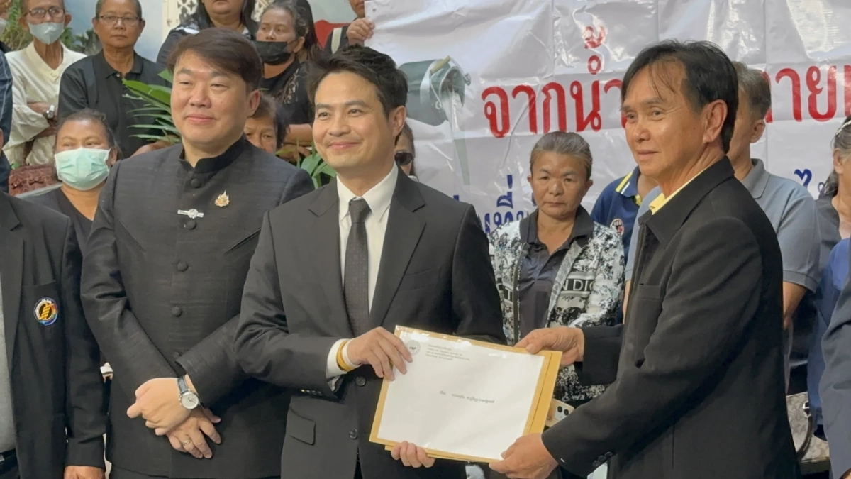 น้ำนมกลายเป็นน้ำตา บุกทำเนียบจี้นายกฯ เร่ง อ.ส.ค. ค้างค่านมดิบ