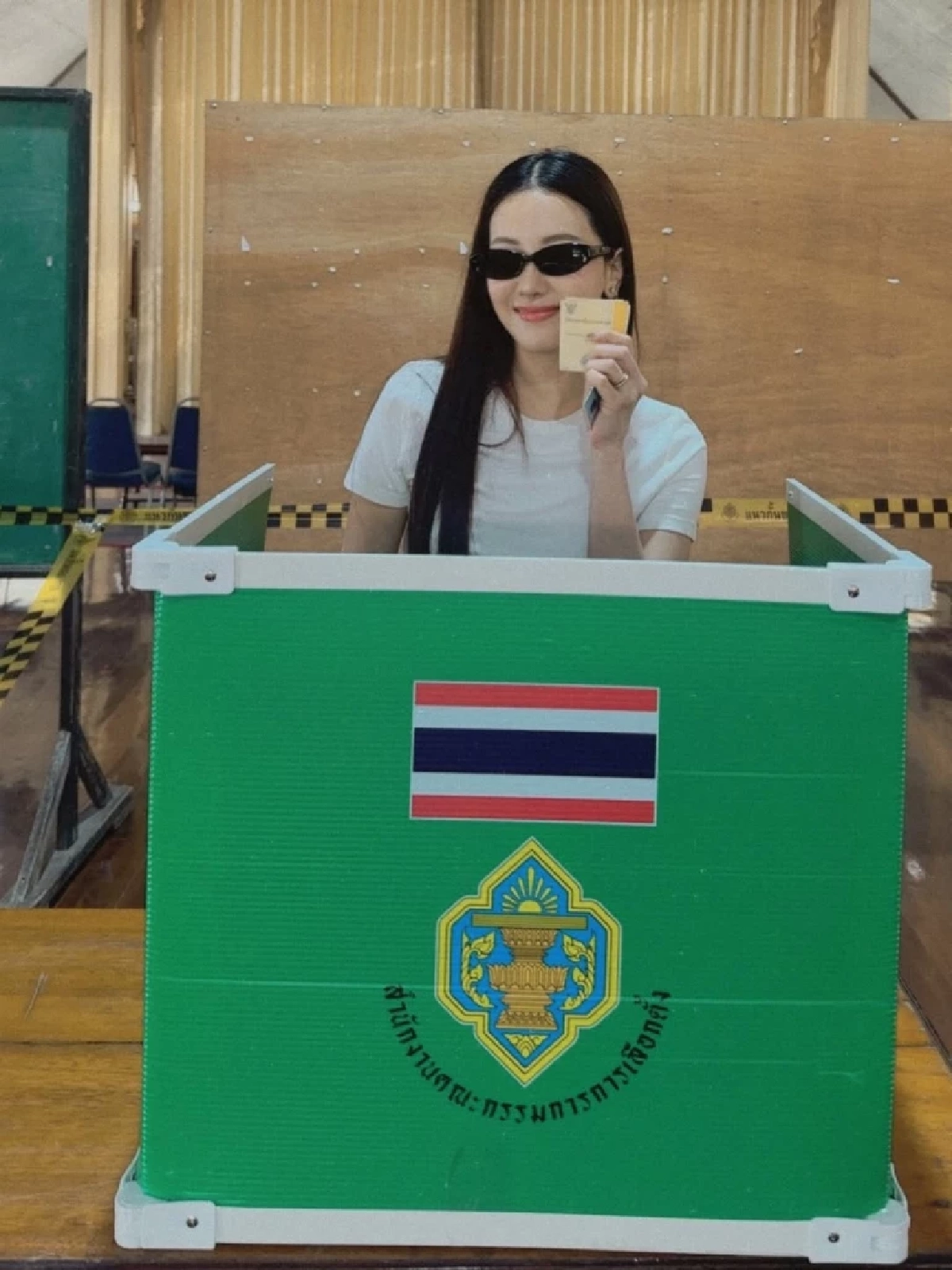 ออร่าพุ่งไม่พัก! “นุ่น วรนุช” ลุคสบายๆ ใช้สิทธิเลือกตั้ง