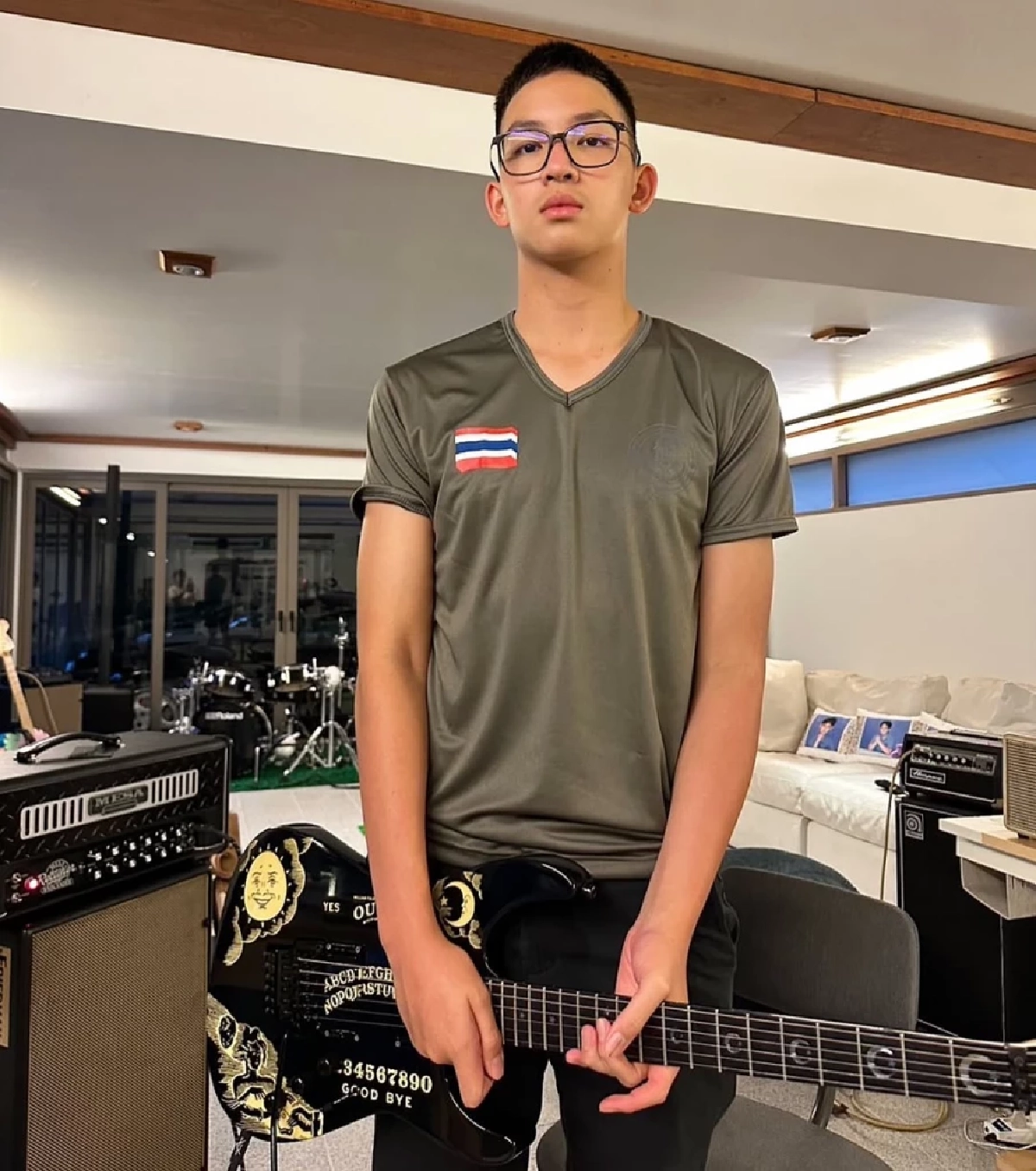  ลูกชายนักร้องดัง  หล่อทะลุเฟรม แม่แซวเอง “หัวกระไดบ้านไม่แห้ง”