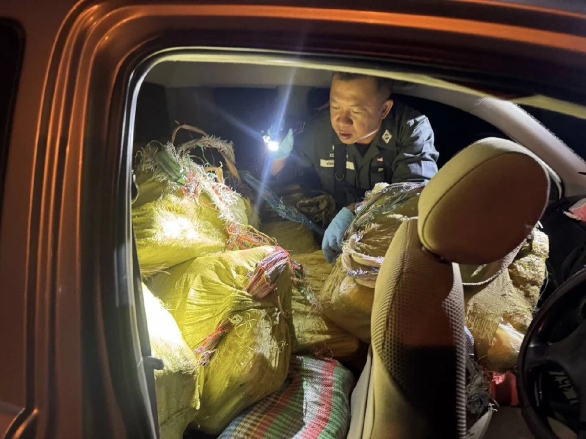 ผาเมืองสกัดจับกระบะขนยาบ้า 1.6 ล้านเม็ด ไล่ล่าก่อนพุ่งชนเสาไฟ