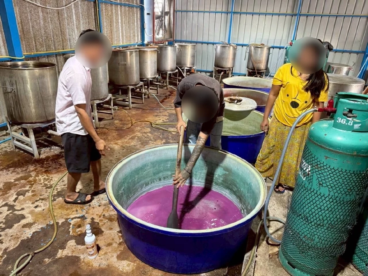 ทลายเครือข่ายโกดังจำหน่ายยาแก้ไอปลอม - ผลิตน้ำกระท่อมกรอกมือรายใหญ่