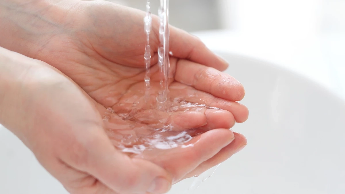 คาถาเสกน้ำล้างหน้า เสริมเสน่ห์ เรียกเมตตาตั้งแต่เริ่มวัน