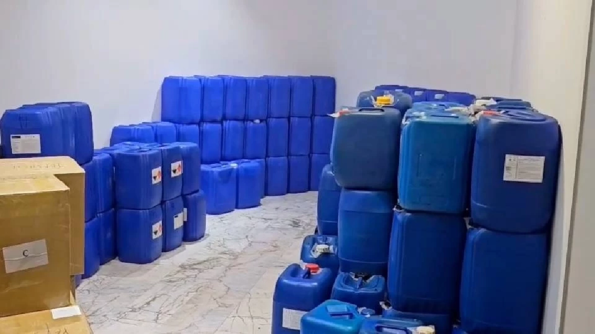 จับ 2 ชาวจีนซุกสารเคมีในบ้านบางละมุง ผลตรวจเบื้องต้นโยงยาเสพติด