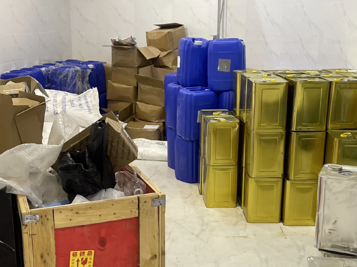 จับ 2 ชาวจีนซุกสารเคมีในบ้านบางละมุง ผลตรวจเบื้องต้นโยงยาเสพติด