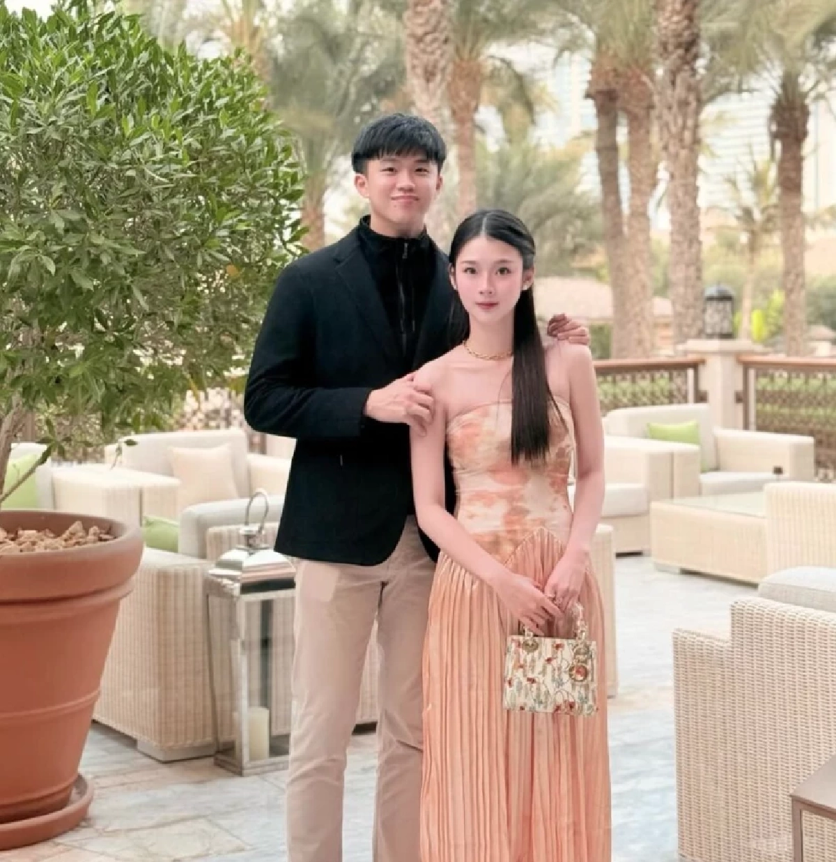 "น้องไปป์" ลูกชายอดีตนายกฯ ยิ่งลักษณ์ เปิดตัวแฟนสาววันวาเลนไทน์