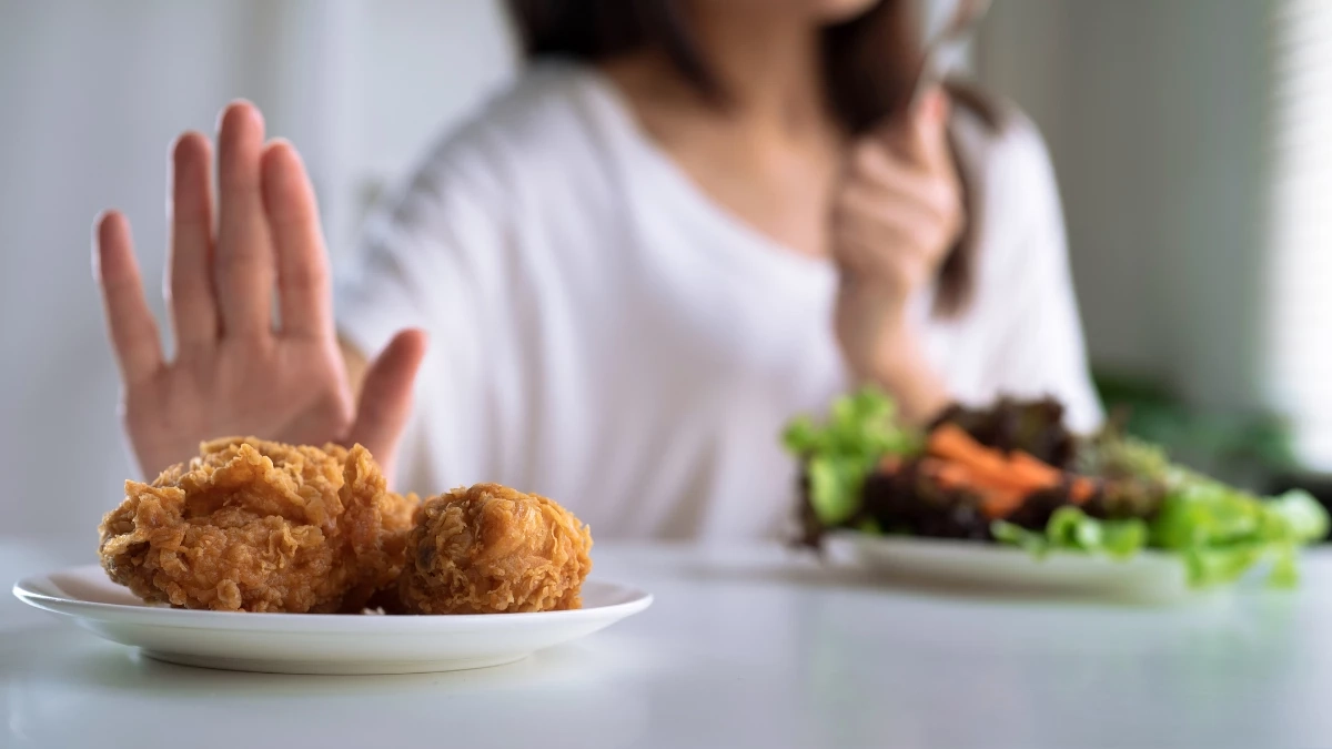 ตบะแตกมื้อดึกแก้ได้! 5 วิธีฝึกสมองให้หยุดกินเมื่ออิ่ม