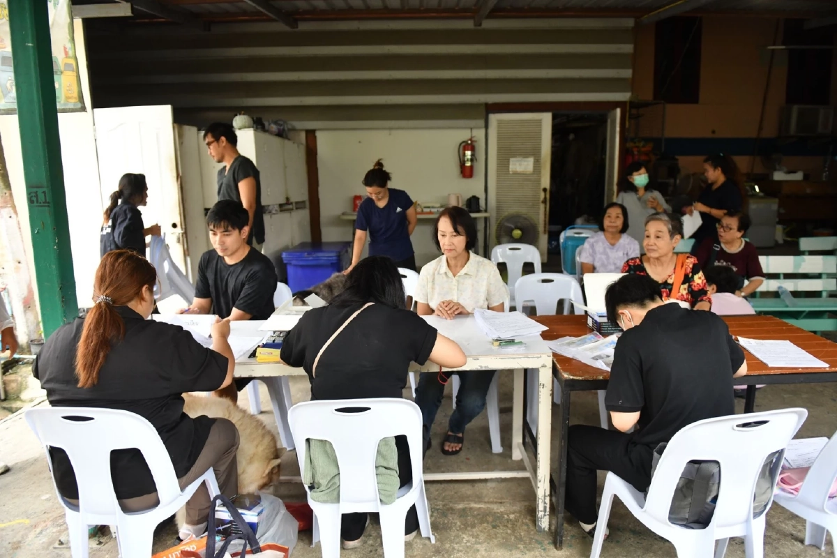 กทม. บุกถึงที่ ฉีดวัคซีน-ฝังชิปฟรีถึงหมู่บ้าน ผลตอบรับล้นหลามเกือบ 100 ตัว