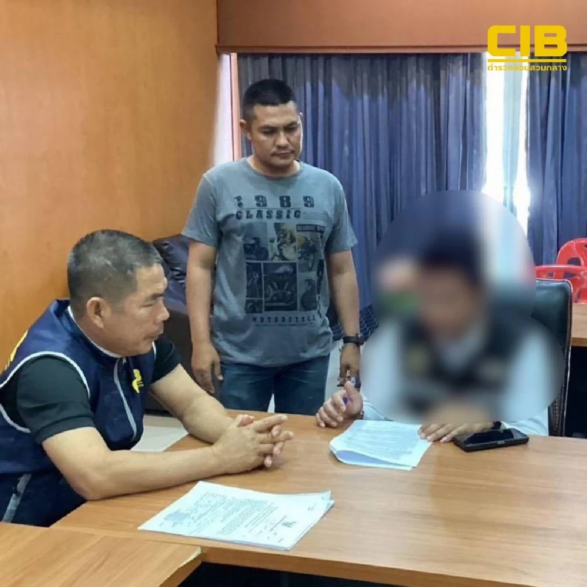 รวบ 2 ผู้ต้องหา ตระเวนกดเงินสดส่งแก๊งคอลเซ็นเตอร์ สูญกว่า 1.3 แสน