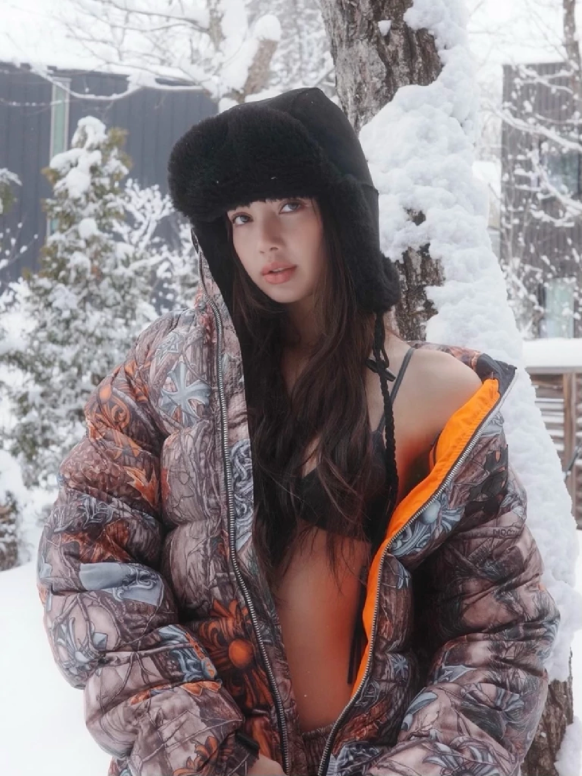 ต้านไม่ไหว! “ลิซ่า” สลัดเสื้อหนาว อวดลุคบิกินี่กลางหิมะ  