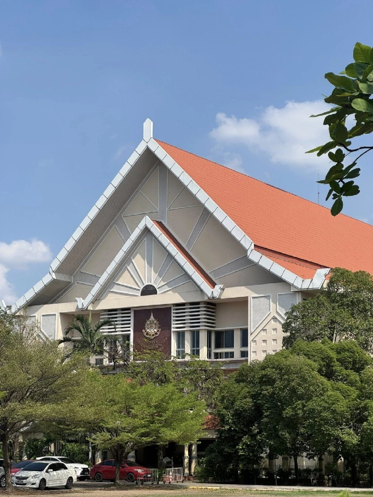 ปิดตำนาน 55 ปี โรงเรียนดัง เลิกกิจการถาวร ครูโบกมือลาศิษย์รุ่นสุดท้าย