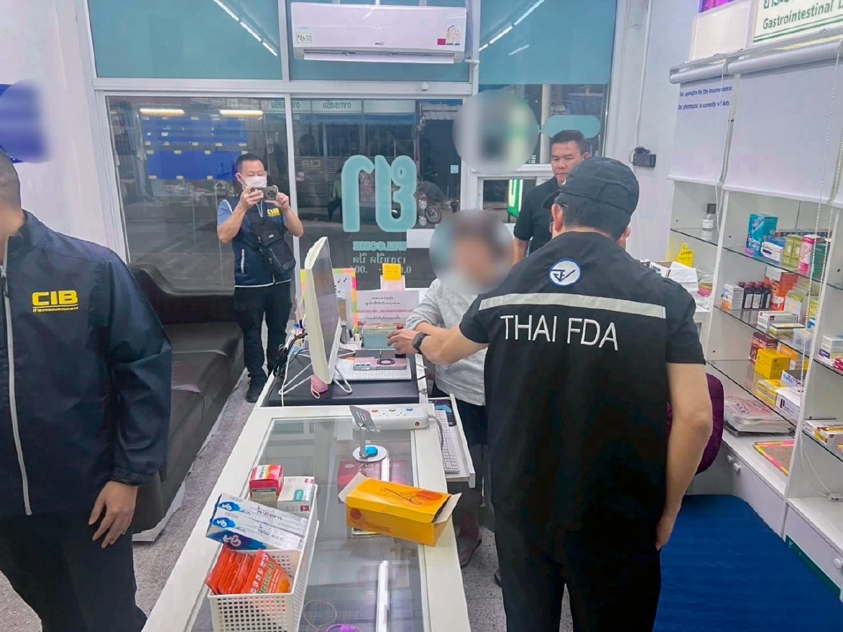 บุกค้น 7 ร้านยา รวบ 7 เภสัชกรปลอม ลอบขายยาแก้ไอให้วัยรุ่น