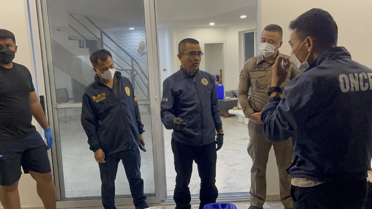 จับ 2 ชาวจีนซุกสารเคมีในบ้านบางละมุง ผลตรวจเบื้องต้นโยงยาเสพติด