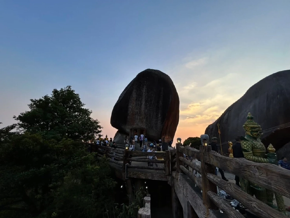 เขาคิชฌกูฏคึกคัก ผู้แสวงบุญหลั่งไหลกราบรอยพระพุทธบาท