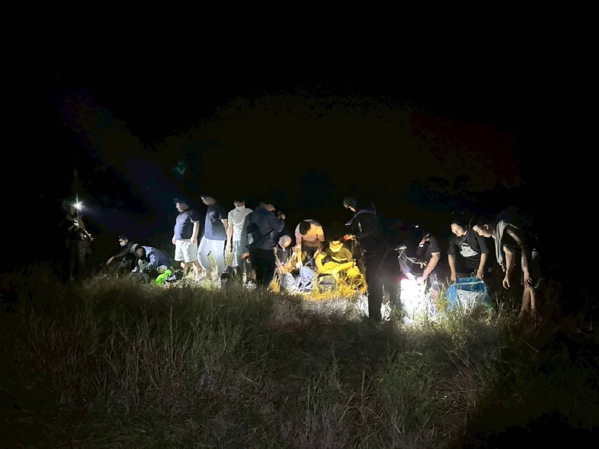 กกล.บูรพาจับ 12 ผู้ลักลอบข้ามแดนช่องทางธรรมชาติ อรัญประเทศ