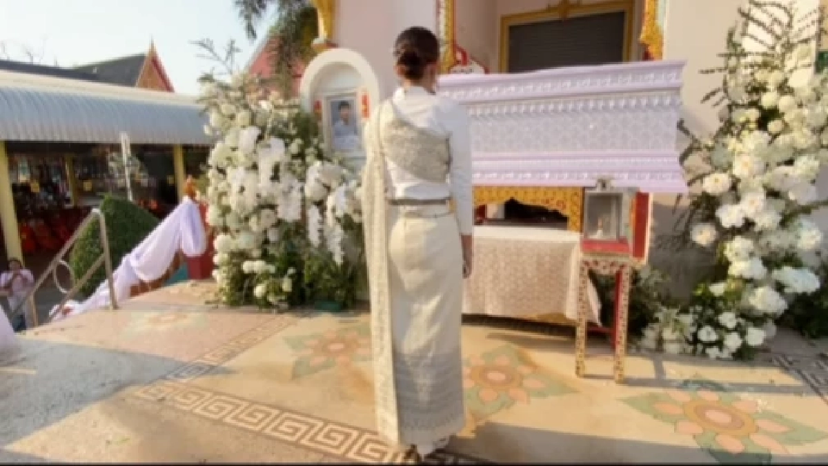 น้ำตาท่วม ว่าที่เจ้าสาวสวมชุดแต่งงาน ร้องเพลงส่งเจ้าบ่าวหน้าเมรุ