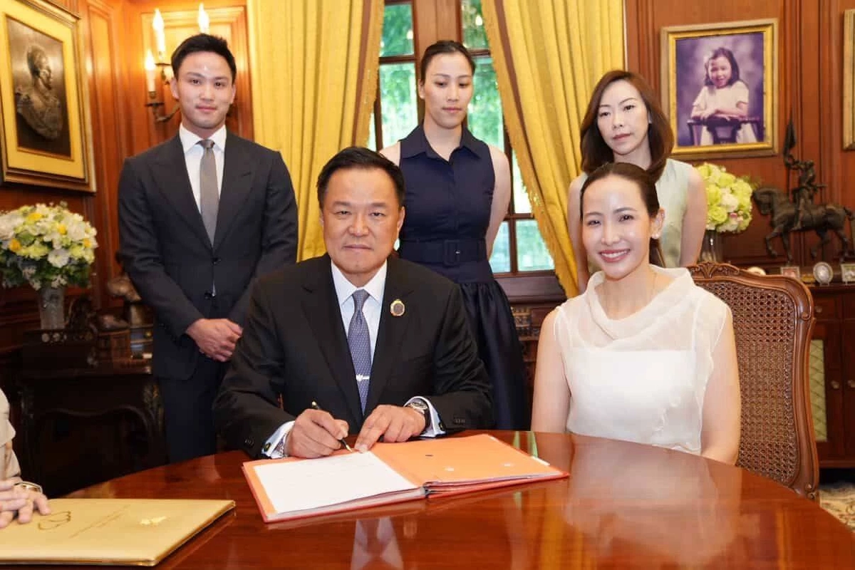 แห่หลุดโฟกัส สาวยืนข้าง "ต้นสน" ในวันอนุทินจดทะเบียนสมรส คือใคร