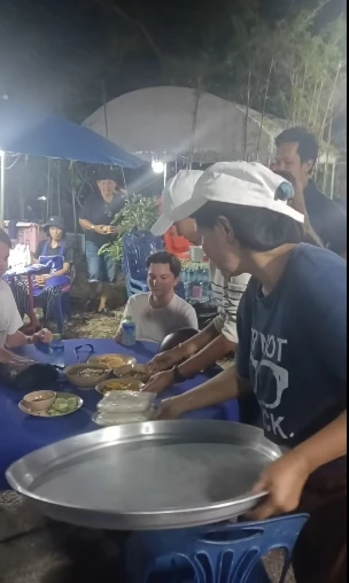 ฝรั่งหลงมางานศพ นึกว่าร้านบุฟเฟ่ต์ น้ำใจคนไทยทำใจฟูทั้งโซเชียล