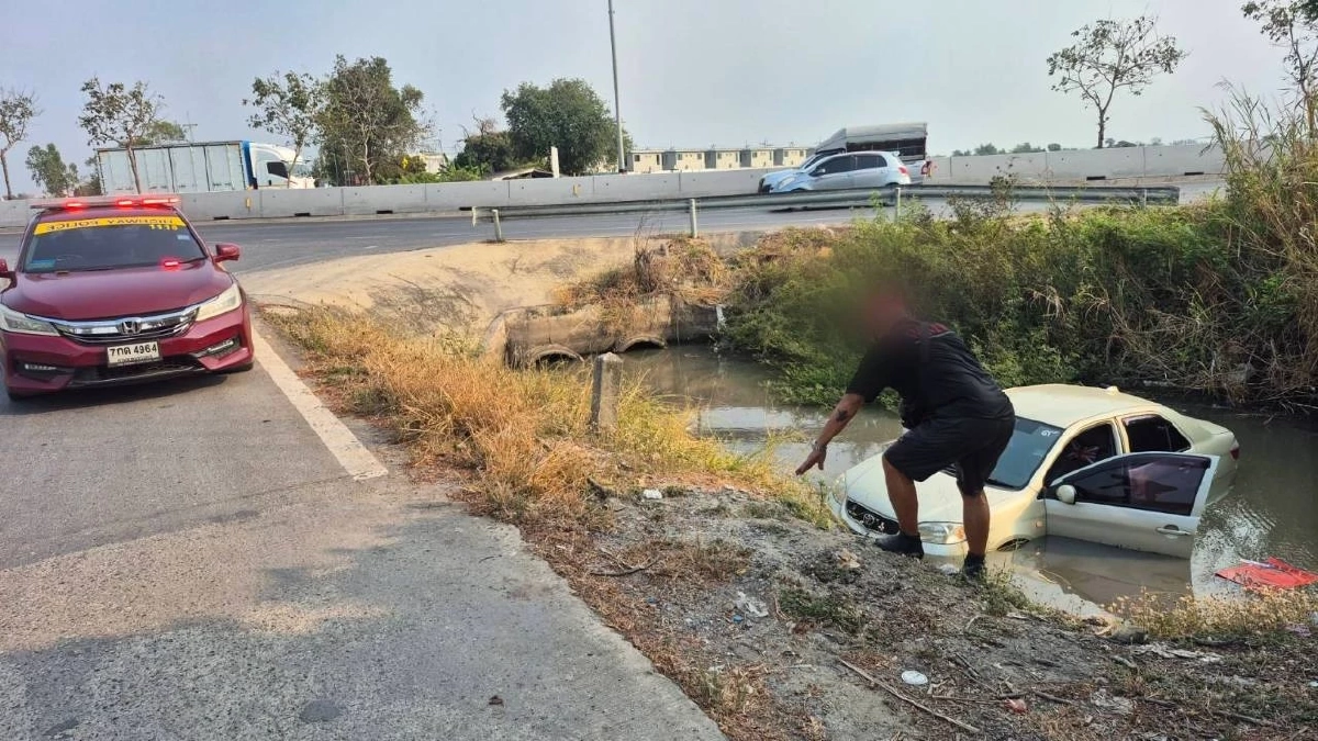 เก๋งน้ำมันหมดกลางทาง รถไหลคุมไม่อยู่ร่วงลงคูน้ำ ตำรวจทางหลวงรังสิตรุดช่วยด่วน