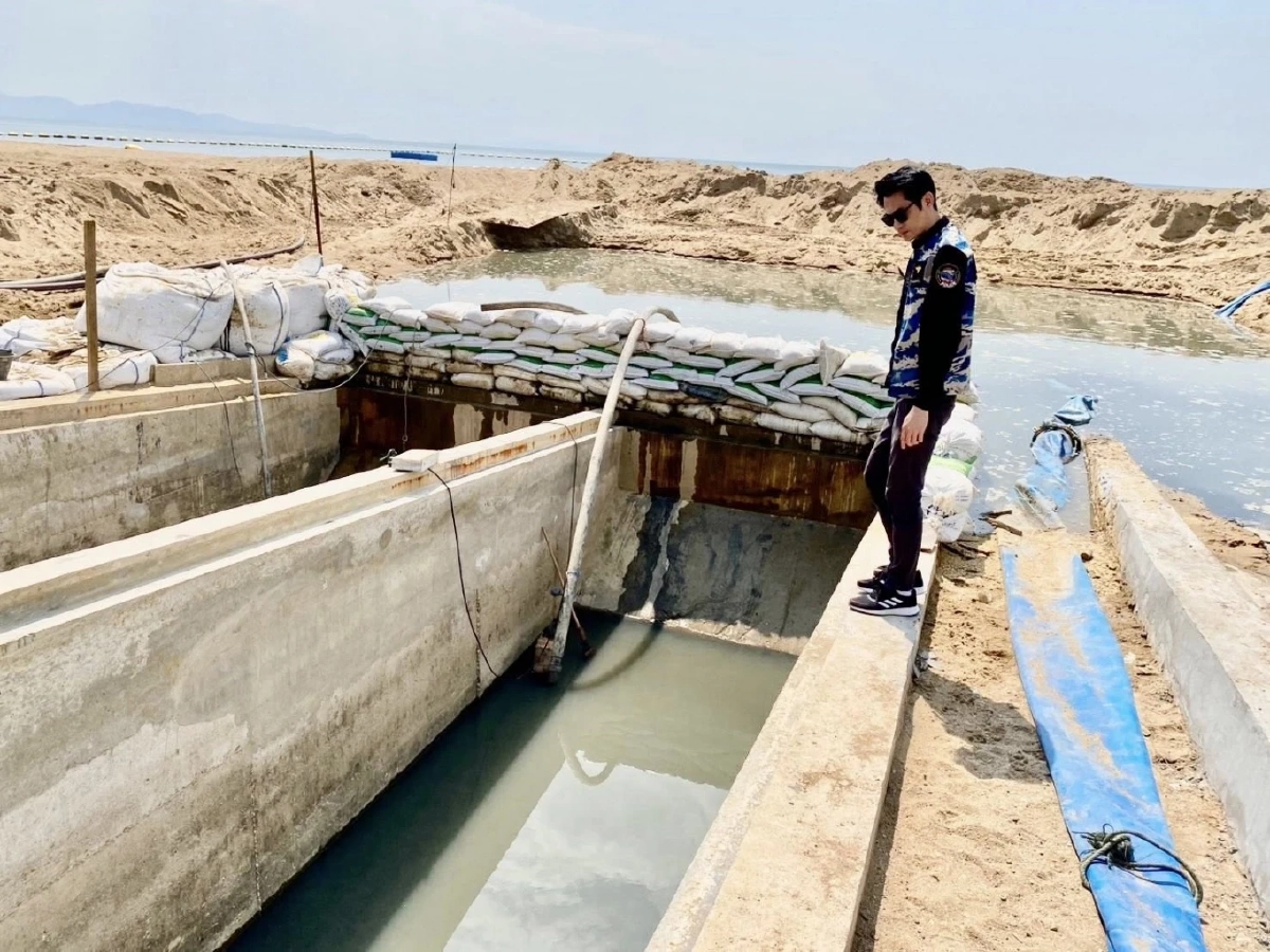 กรมทะเลเร่งสอบกรณีปล่อยน้ำทิ้งสีดำลงทะเลหาดจอมเทียน