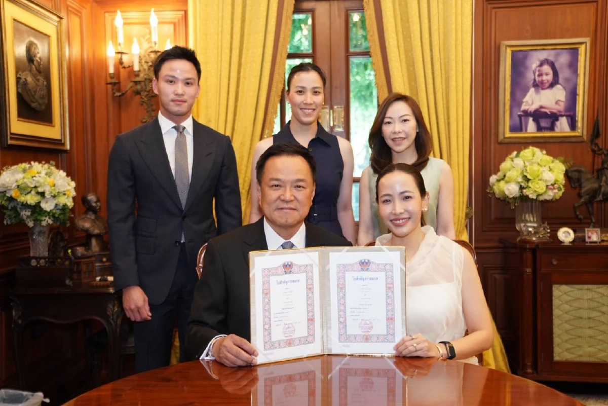 แห่หลุดโฟกัส สาวยืนข้าง "ต้นสน" ในวันอนุทินจดทะเบียนสมรส คือใคร