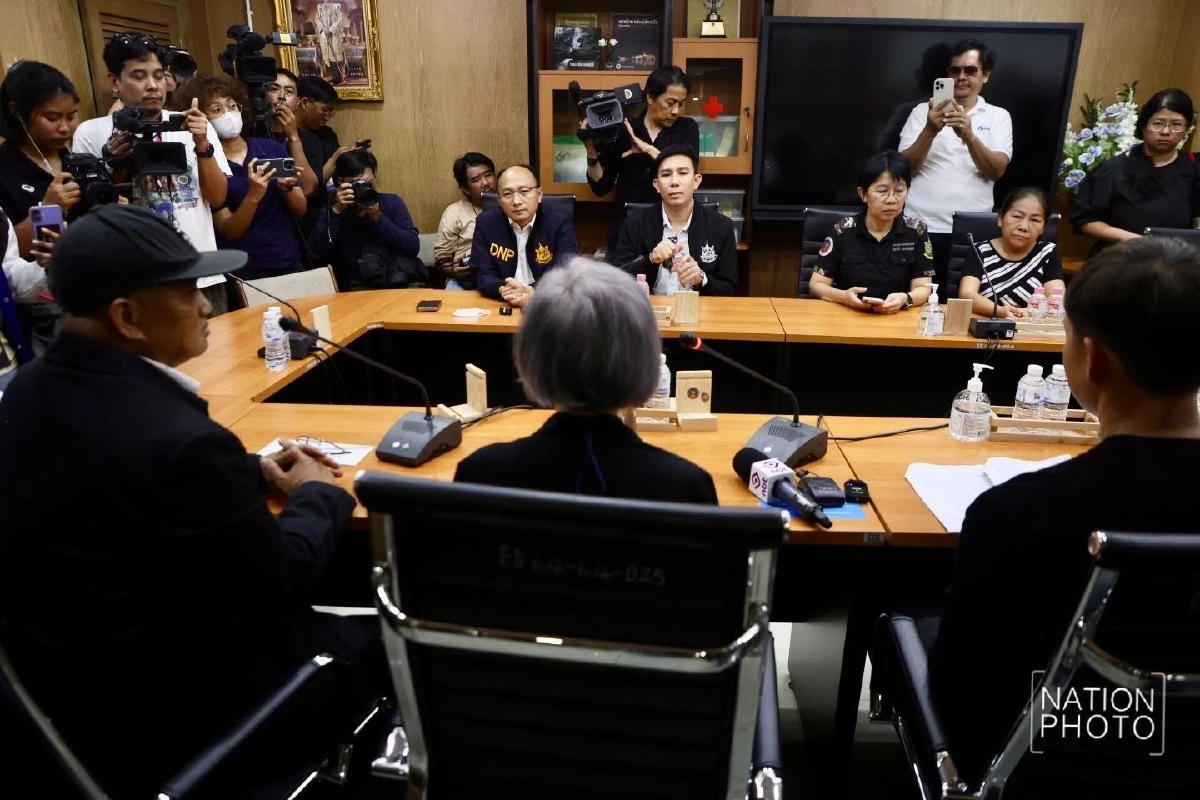 คนรักช้างบุกกรมอุทยานฯ จี้อธิบดีลาออก รับผิดชอบกรณีสีดอหูพับล้ม