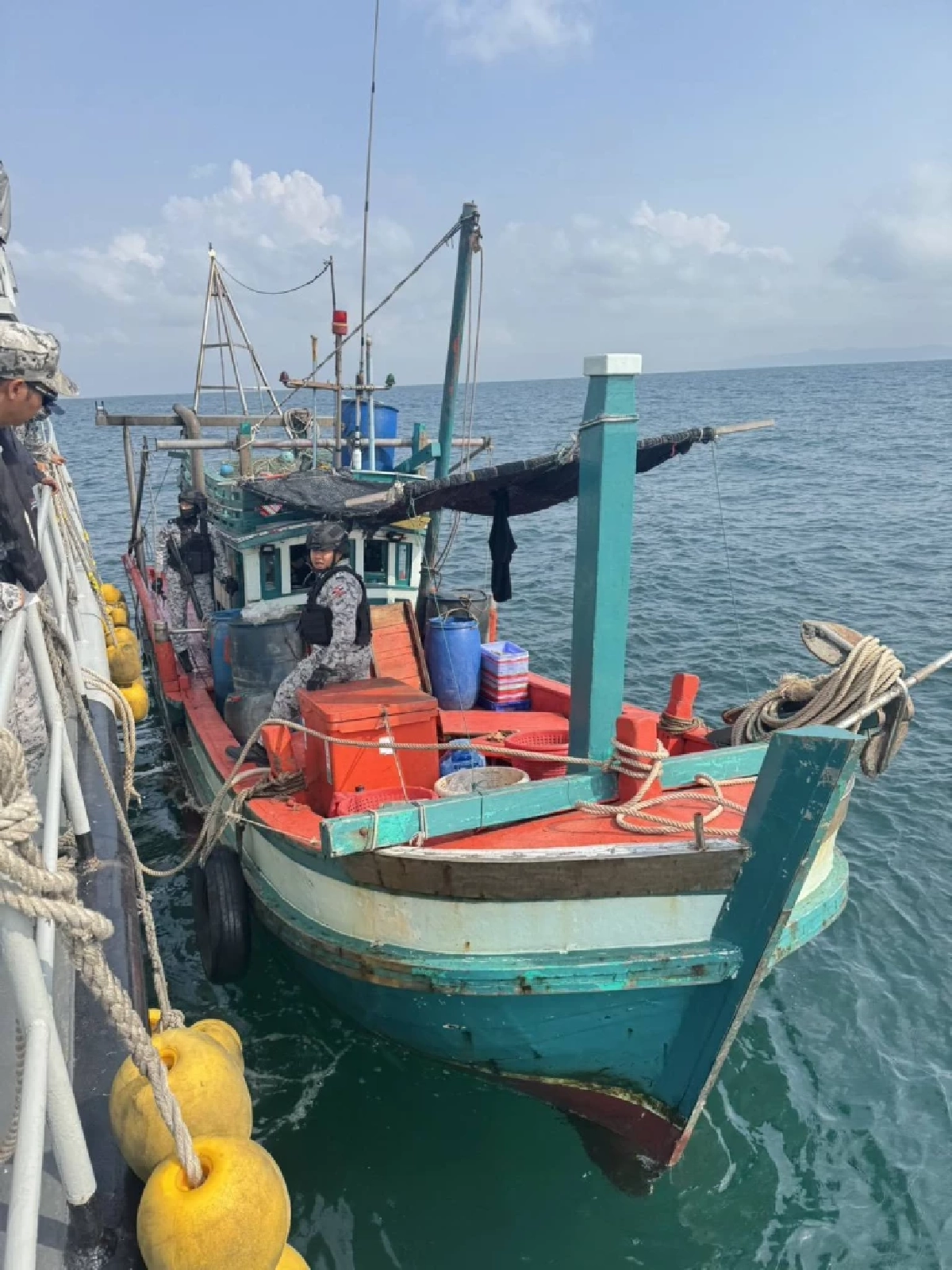 กองทัพเรือ จับกุมเรือประมงกัมพูชารุกล้ำน่านน้ำไทย