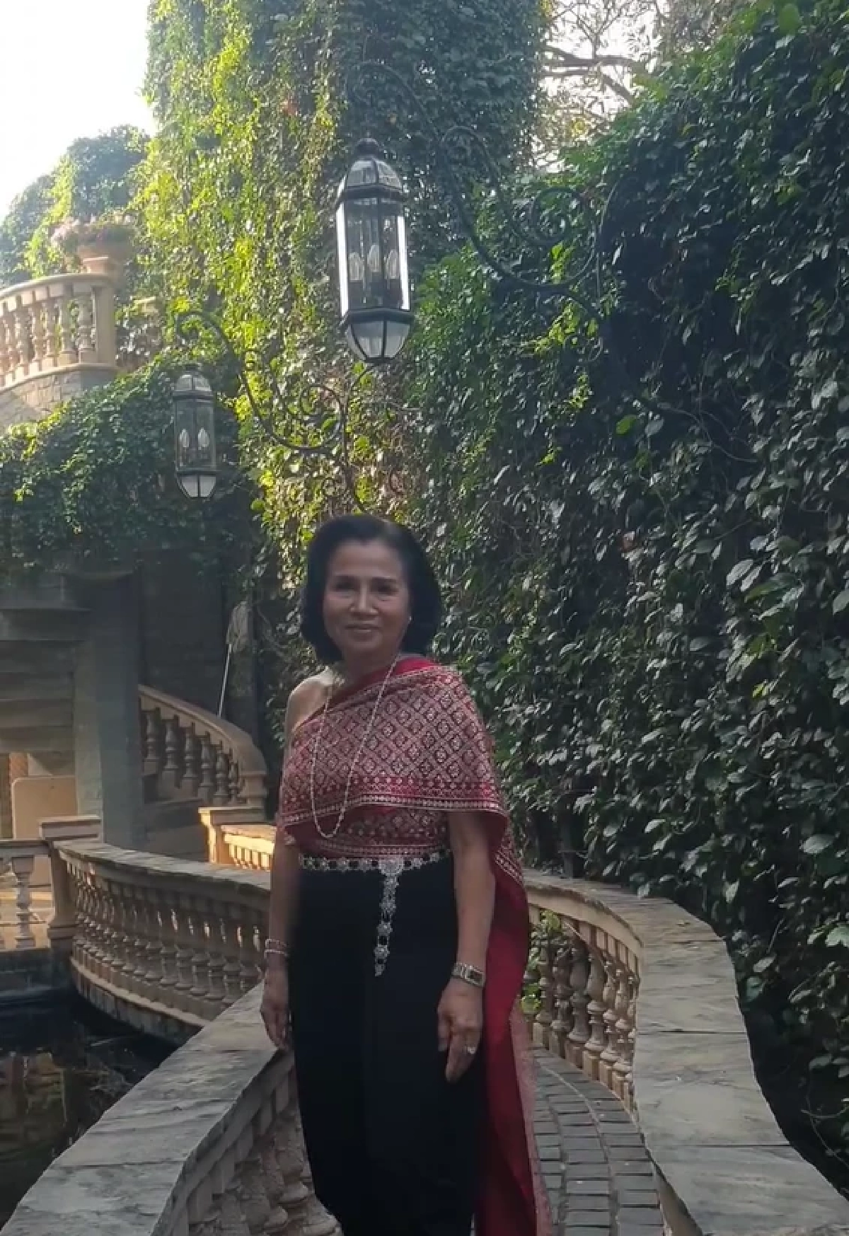 ฤกษ์ดี คุณยายหนิง ถอยรถหรูป้ายแดง แฟนคลับส่องเลขทะเบียนสวย