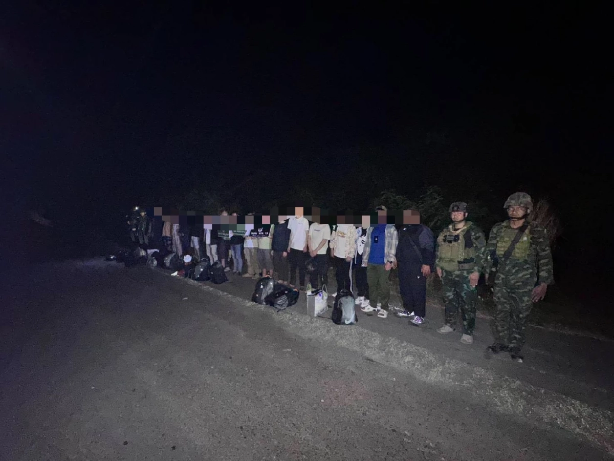 แตกตื่นกลางดึก! รวบ 16 ชาวจีนลอบเข้าไทย ยึดมือถือ 266 เครื่อง