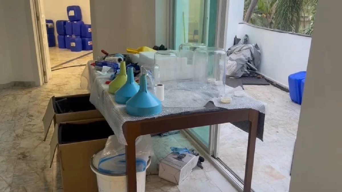 จับ 2 ชาวจีนซุกสารเคมีในบ้านบางละมุง ผลตรวจเบื้องต้นโยงยาเสพติด