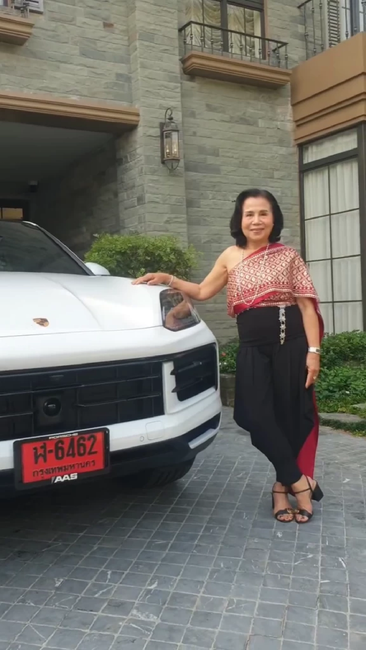 อินเทรนด์ไม่ไหว! “คุณยายหนิง” ห่มสไบรับรถใหม่ ป้ายแดงเลขงาม