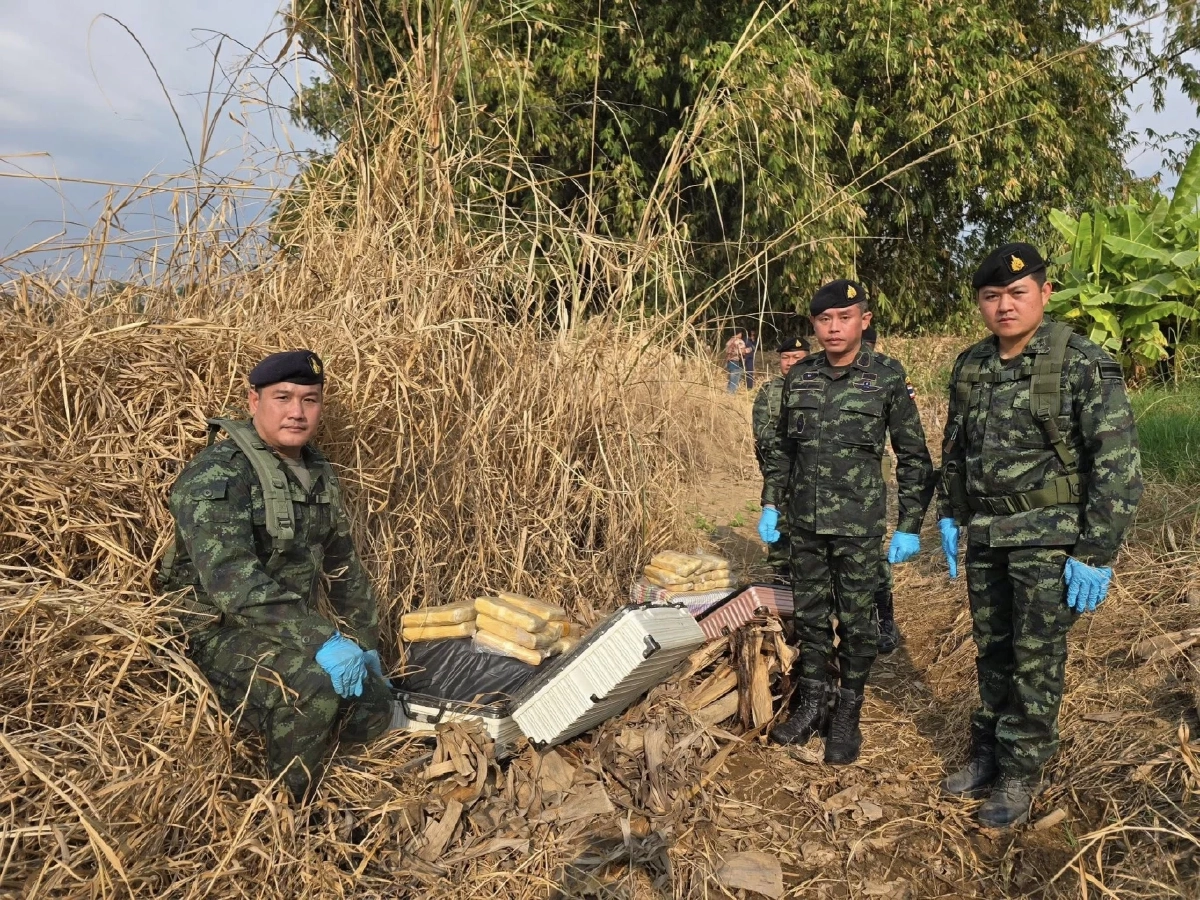 ฉก.ทัพเจ้าตาก กกล.ผาเมือง สกัดยาบ้าล็อตใหญ่ 6.2 แสนเม็ด