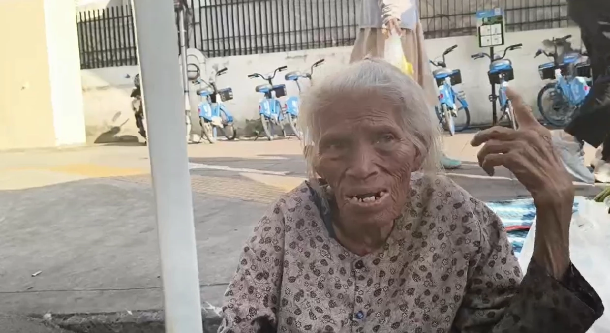 ยายขายผักสู้ชีวิต ได้ที่ขายใหม่ ไม่ต้องขายบนสะพานลอยแล้ว