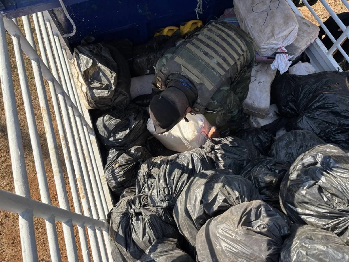 ทหารฉก.ไชยานุภาพสกัดรถบรรทุกขิง ยึดยาบ้า 10 ล้านเม็ด ซุก 50 กระสอบ