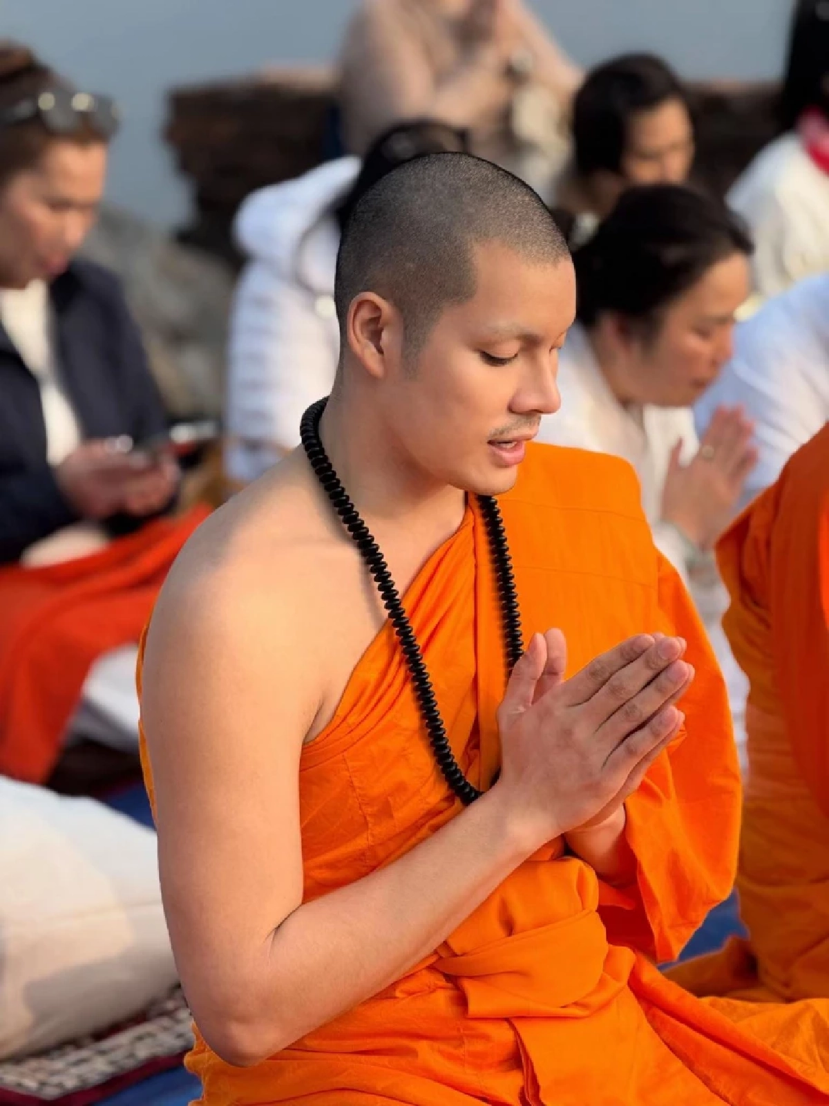 “พระศรัณย์” อุ้มลูกแมวหาบ้าน ทำโซเชียลแห่คอมเมนต์สนั่น